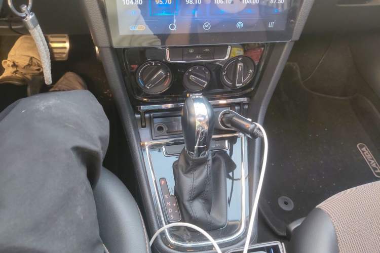 Used Volkswagen C-TREK 2018 230TSI DSG Comfort Model Gear Lever