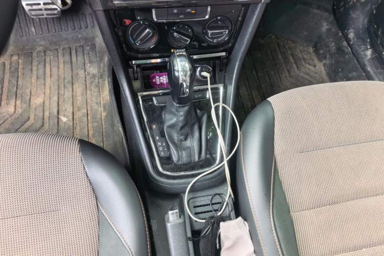 Used Volkswagen C-TREK 2018 230TSI DSG Comfort Model Gear Lever