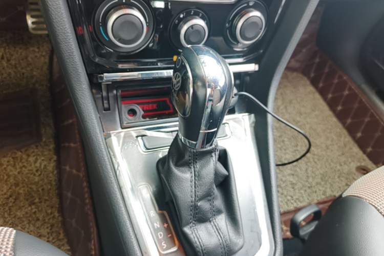 Used Volkswagen C-TREK 2018 1.5L Automatic Comfort Model Gear Lever