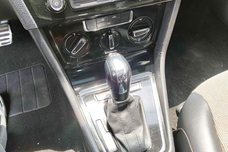 Used Volkswagen C-TREK 2018 230TSI DSG Comfort Model Gear Lever
