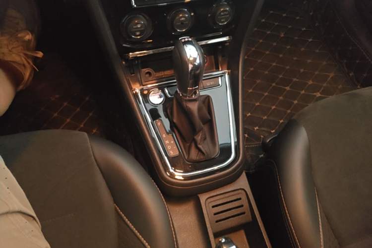 Used Volkswagen C-TREK 2018 230TSI DSG Luxury Version Gear Lever