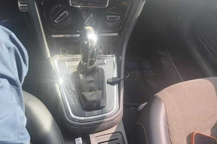 Used Volkswagen C-TREK 2018 1.5L Automatic Comfort Model Gear Lever