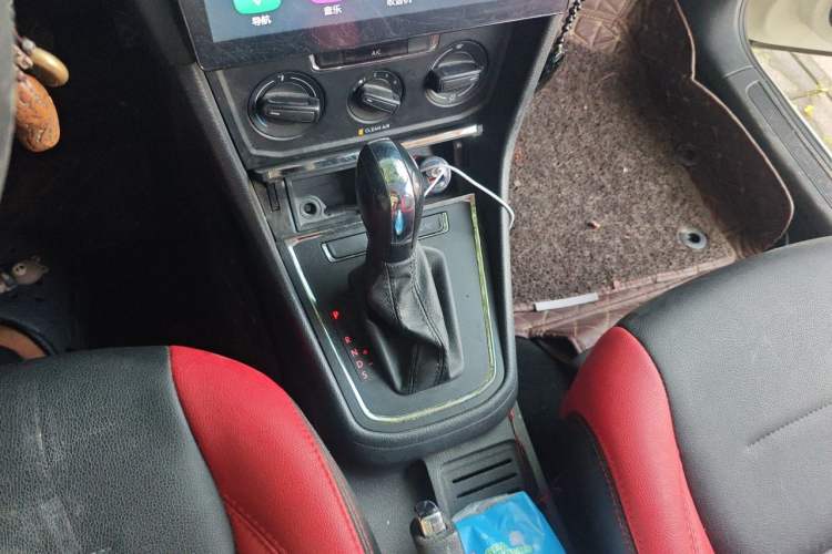 Used Volkswagen C-TREK 2018 1.5L Automatic Fashion Model Gear Lever