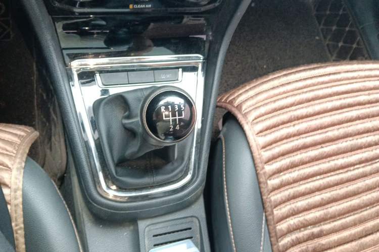 Used Volkswagen C-TREK 2018 1.5L Manual Comfort Model Gear Lever