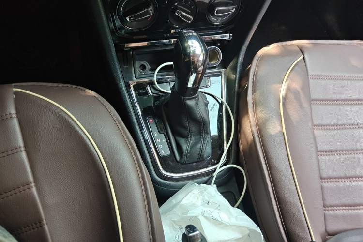 Used Volkswagen C-TREK 2018 230TSI DSG Comfort Model Gear Lever