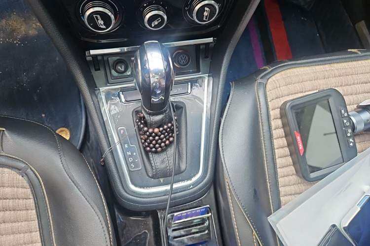Used Volkswagen C-TREK 2018 1.5L Automatic Comfort Model Gear Lever