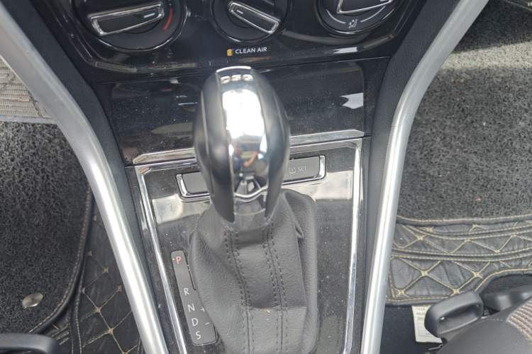 Used Volkswagen C-TREK 2018 230TSI DSG Comfort Model Gear Lever