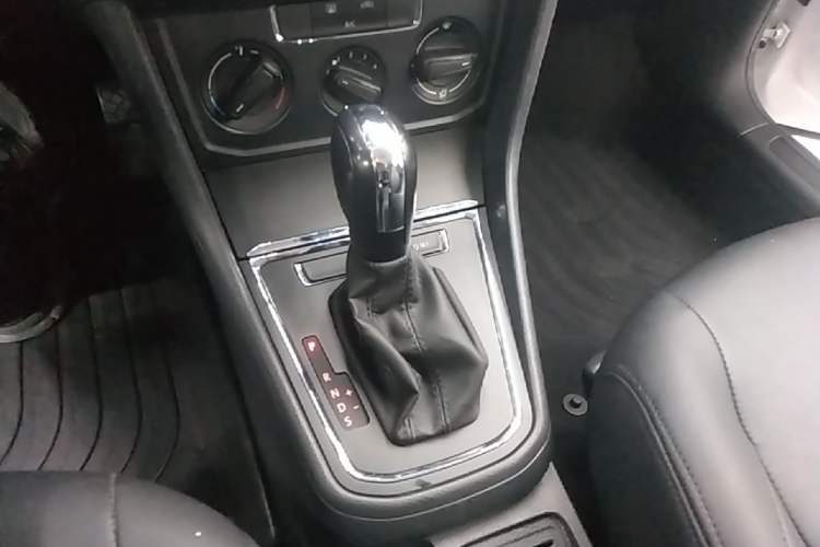 Used Volkswagen C-TREK 2018 1.5L Automatic Fashion Model Gear Lever
