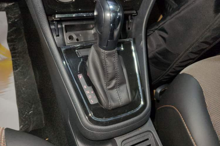 Used Volkswagen C-TREK 2018 1.5L Automatic Comfort Model Gear Lever