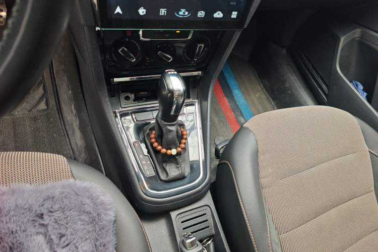 Used Volkswagen C-TREK 2018 230TSI DSG Comfort Model Gear Lever
