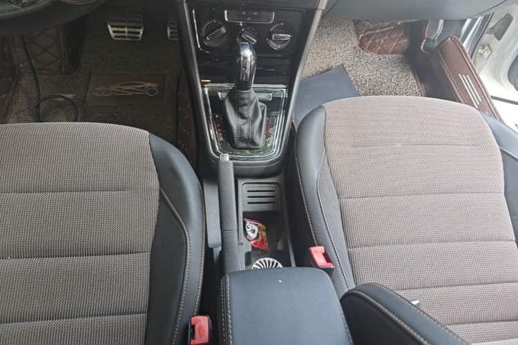 Used Volkswagen C-TREK 2018 230TSI DSG Comfort Model Gear Lever