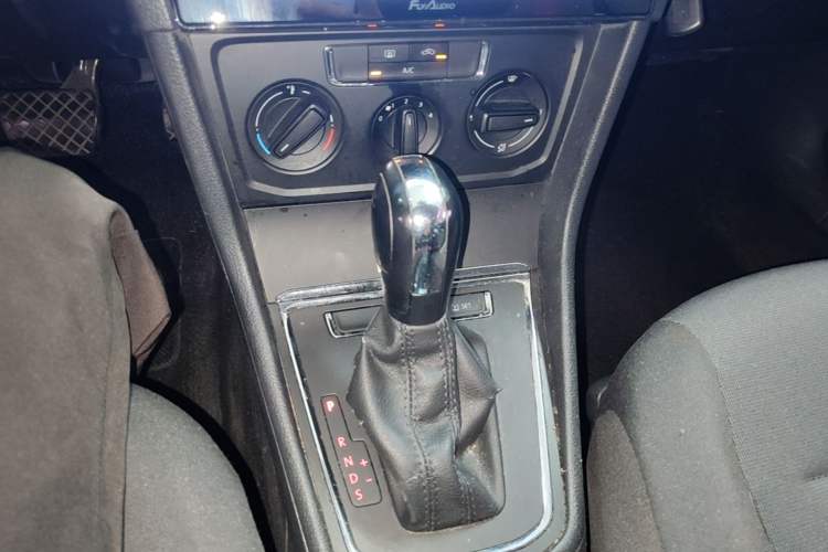 Used Volkswagen C-TREK 2018 1.5L Automatic Fashion Model Gear Lever