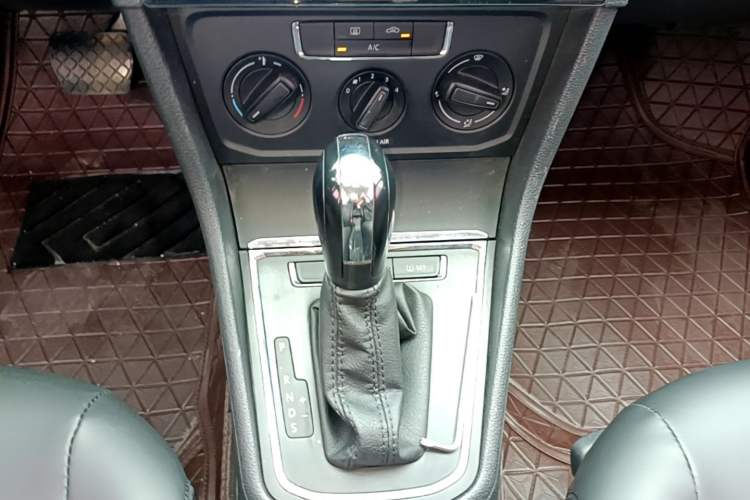 Used Volkswagen C-TREK 2018 1.5L Automatic Fashion Model Gear Lever