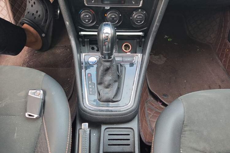 Used Volkswagen C-TREK 2018 230TSI DSG Luxury Version Gear Lever