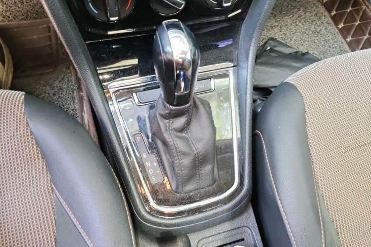 Used Volkswagen C-TREK 2018 1.5L Automatic Comfort Model Gear Lever