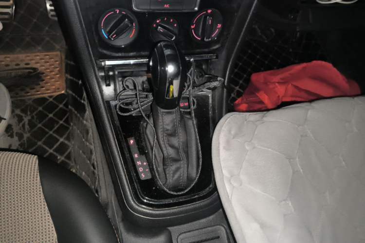 Used Volkswagen C-TREK 2018 1.5L Automatic Comfort Model Gear Lever