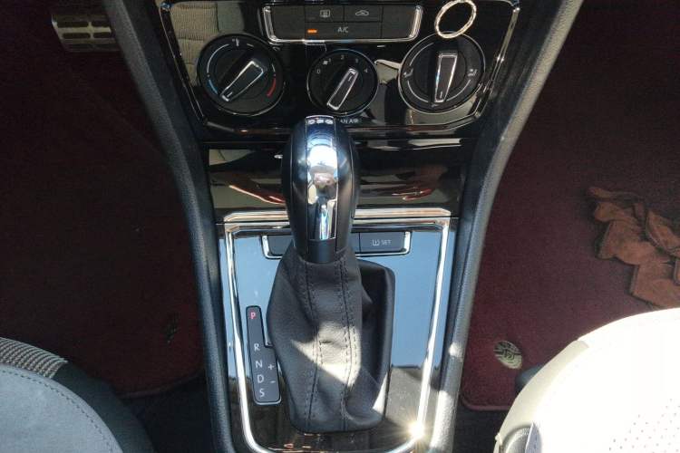 Used Volkswagen C-TREK 2018 230TSI DSG Comfort Model Gear Lever