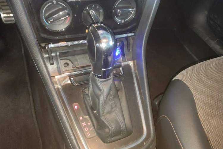 Used Volkswagen C-TREK 2018 230TSI DSG Comfort Model Gear Lever