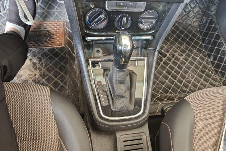 Used Volkswagen C-TREK 2018 1.5L Automatic Comfort Model Gear Lever