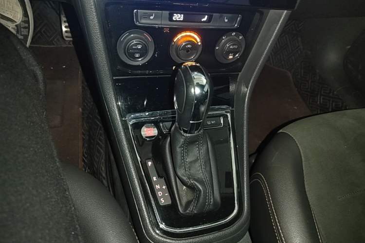 Used Volkswagen C-TREK 2018 230TSI DSG Luxury Version Gear Lever