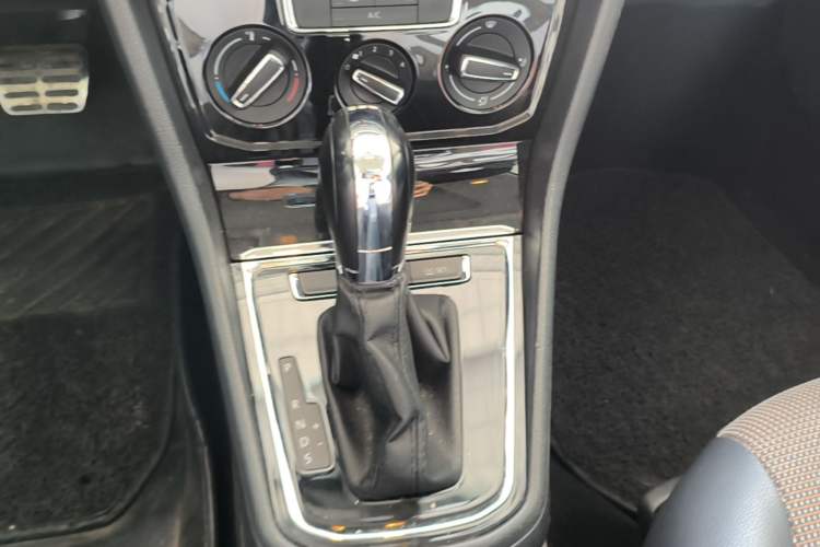 Used Volkswagen C-TREK 2018 230TSI DSG Comfort Model Gear Lever