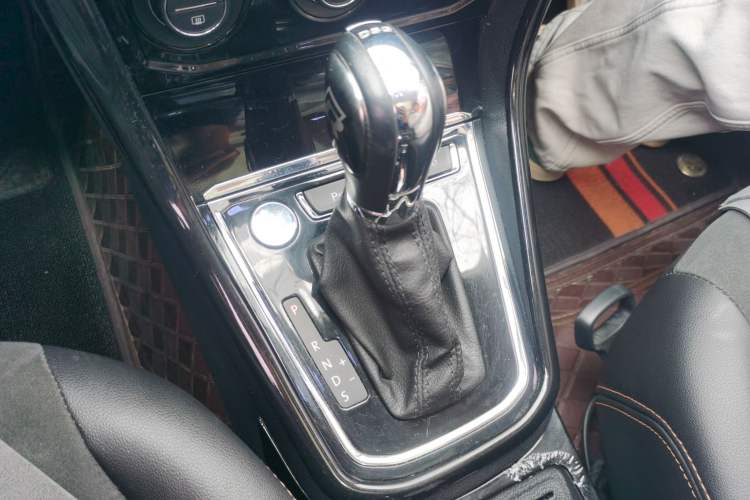 Used Volkswagen C-TREK 2018 230TSI DSG Luxury Version Gear Lever