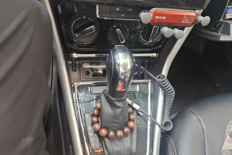 Used Volkswagen C-TREK 2018 1.5L Automatic Comfort Model Gear Lever