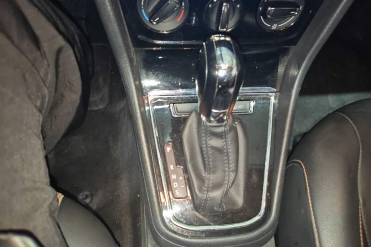 Used Volkswagen C-TREK 2018 230TSI DSG Comfort Model Gear Lever