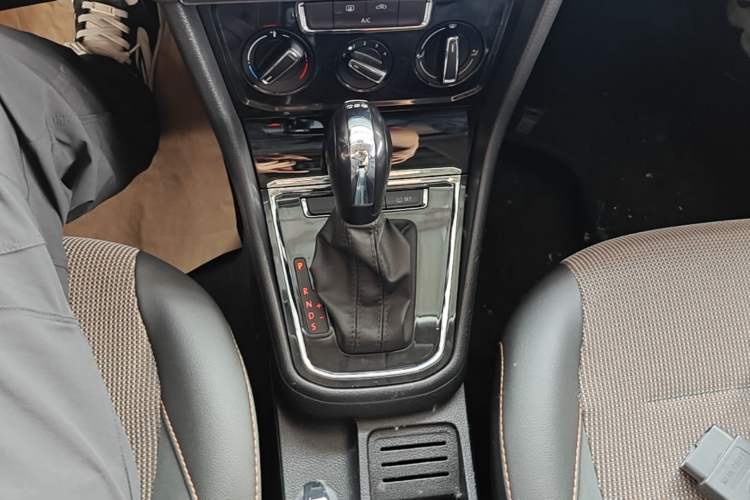 Used Volkswagen C-TREK 2018 230TSI DSG Comfort Model Gear Lever