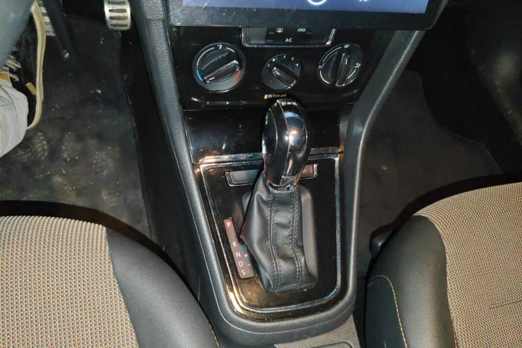 Used Volkswagen C-TREK 2018 230TSI DSG Comfort Model Gear Lever