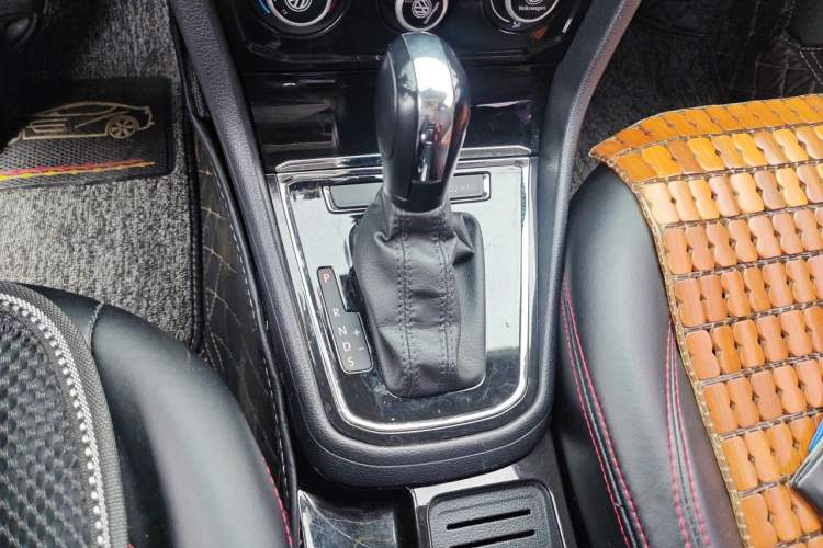 Used Volkswagen C-TREK 2018 1.5L Automatic Comfort Model Gear Lever