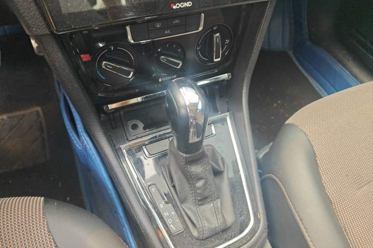 Used Volkswagen C-TREK 2018 1.5L Automatic Comfort Model Gear Lever