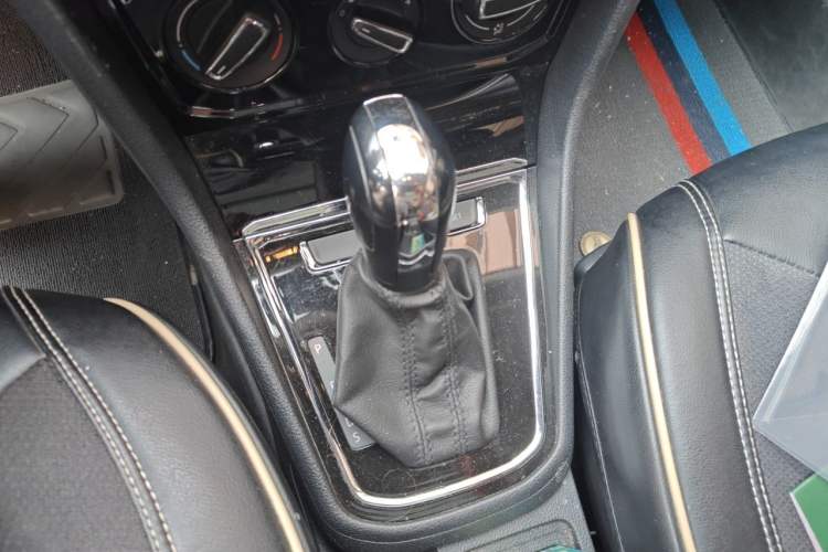 Used Volkswagen C-TREK 2018 1.5L Automatic Comfort Model Gear Lever