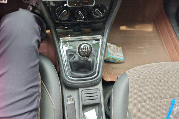 Used Volkswagen C-TREK 2018 1.5L Manual Comfort Model Gear Lever