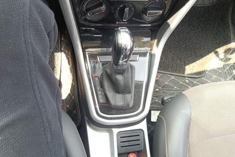 Used Volkswagen C-TREK 2018 230TSI DSG Comfort Model Gear Lever