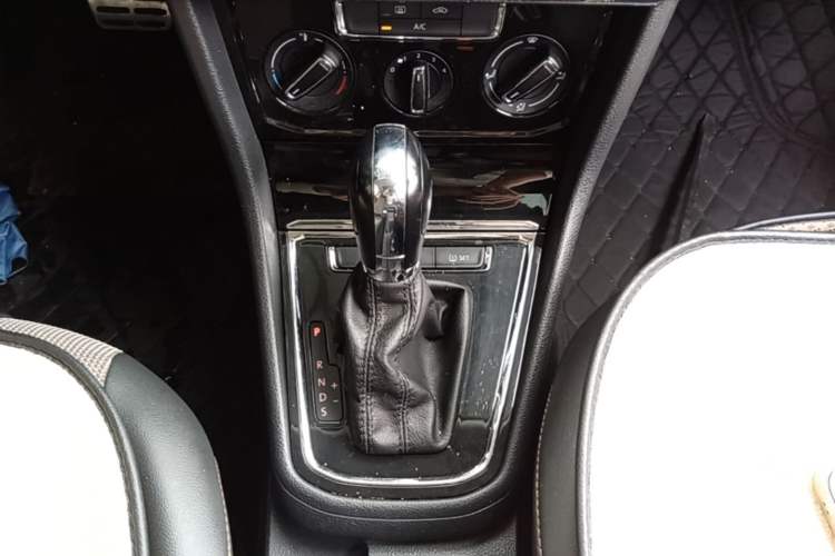 Used Volkswagen C-TREK 2018 1.5L Automatic Comfort Model Gear Lever