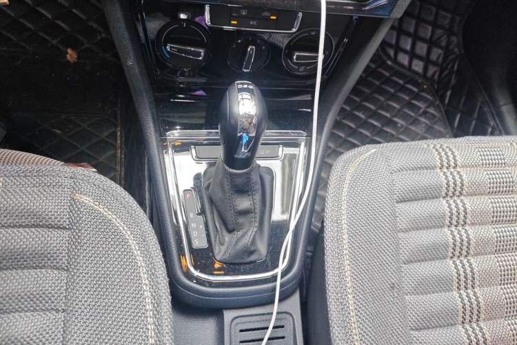 Used Volkswagen C-TREK 2018 230TSI DSG Comfort Model Gear Lever