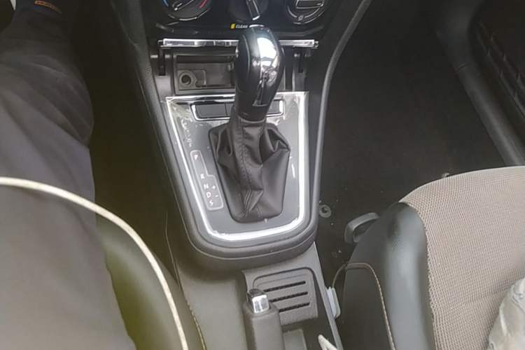 Used Volkswagen C-TREK 2018 1.5L Automatic Comfort Model Gear Lever