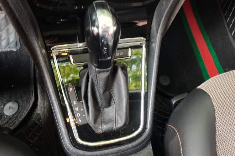 Used Volkswagen C-TREK 2018 1.5L Automatic Luxury Edition Gear Lever