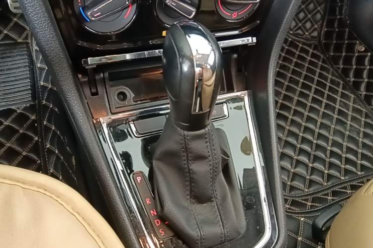 Used Volkswagen C-TREK 2018 1.5L Automatic Comfort Model Gear Lever