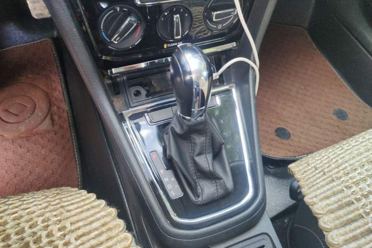 Used Volkswagen C-TREK 2018 1.5L Automatic Comfort Model Gear Lever