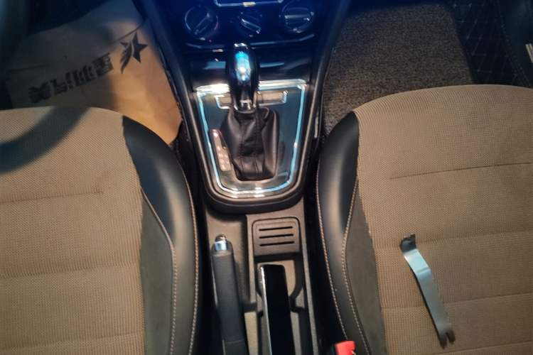 Used Volkswagen C-TREK 2018 1.5L Automatic Comfort Model Gear Lever