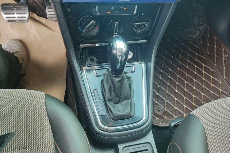 Used Volkswagen C-TREK 2018 1.5L Automatic Comfort Model Gear Lever