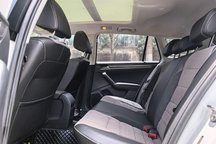 Used Volkswagen C-TREK 2018 1.5L Automatic Luxury Edition Interior 6