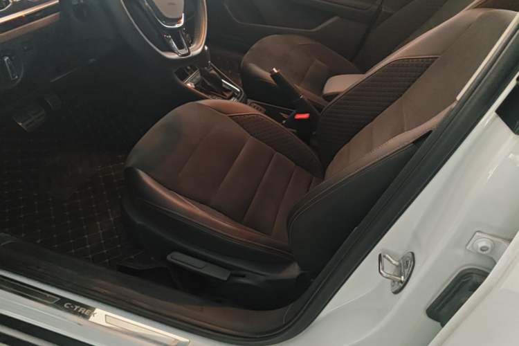 Used Volkswagen C-TREK 2018 230TSI DSG Luxury Version Left Front Seat