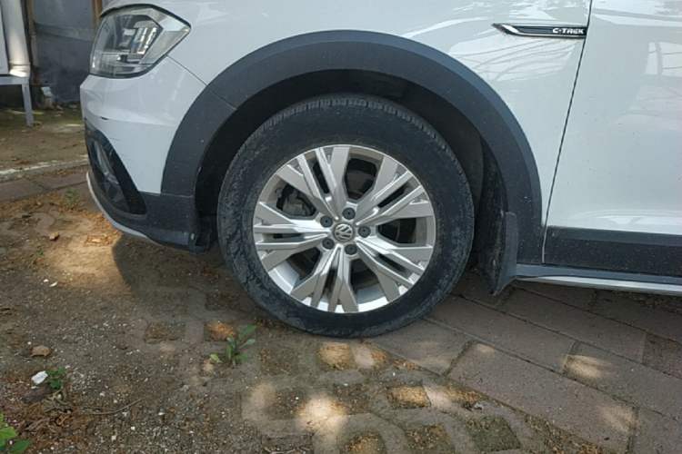 Used Volkswagen C-TREK 2018 1.5L Automatic Comfort Model Left Front Wheel Hub