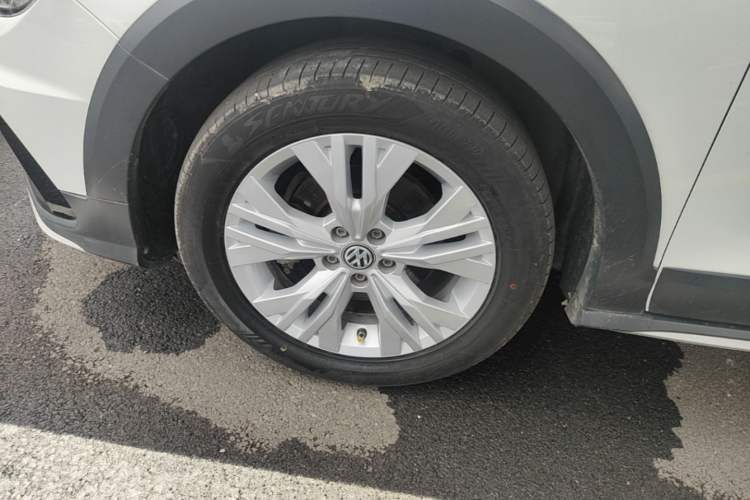 Used Volkswagen C-TREK 2018 1.5L Automatic Comfort Model Left Front Wheel Hub