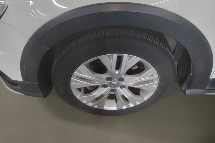 Used Volkswagen C-TREK 2018 230TSI DSG Comfort Model Left Front Wheel Hub