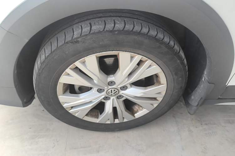 Used Volkswagen C-TREK 2018 230TSI DSG Comfort Model Left Front Wheel Hub