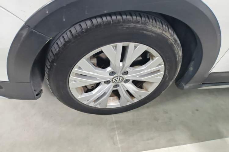 Used Volkswagen C-TREK 2018 230TSI DSG Comfort Model Left Front Wheel Hub